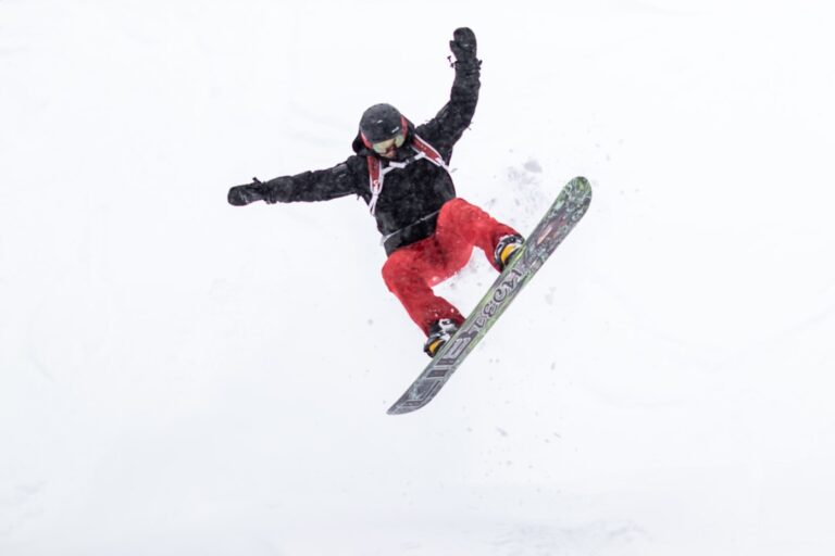 Snowboard dla początkujących - co daje jazda na desce i jak się nauczyć?